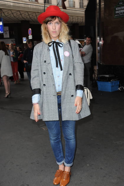 Daphné Bürki en blazer gris et chapeau rouge