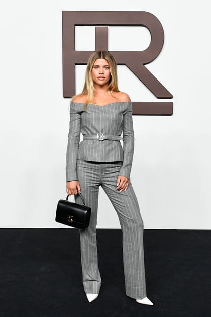 Sofia Richie en costume gris clair au d&eacute;fil&eacute; Ralph Lauren printemps-&eacute;t&eacute; 2024
