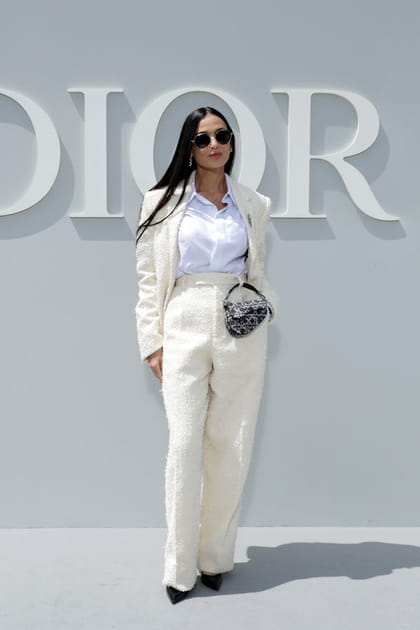 Demi Moore en ensemble crème en tweed et chemise blanche