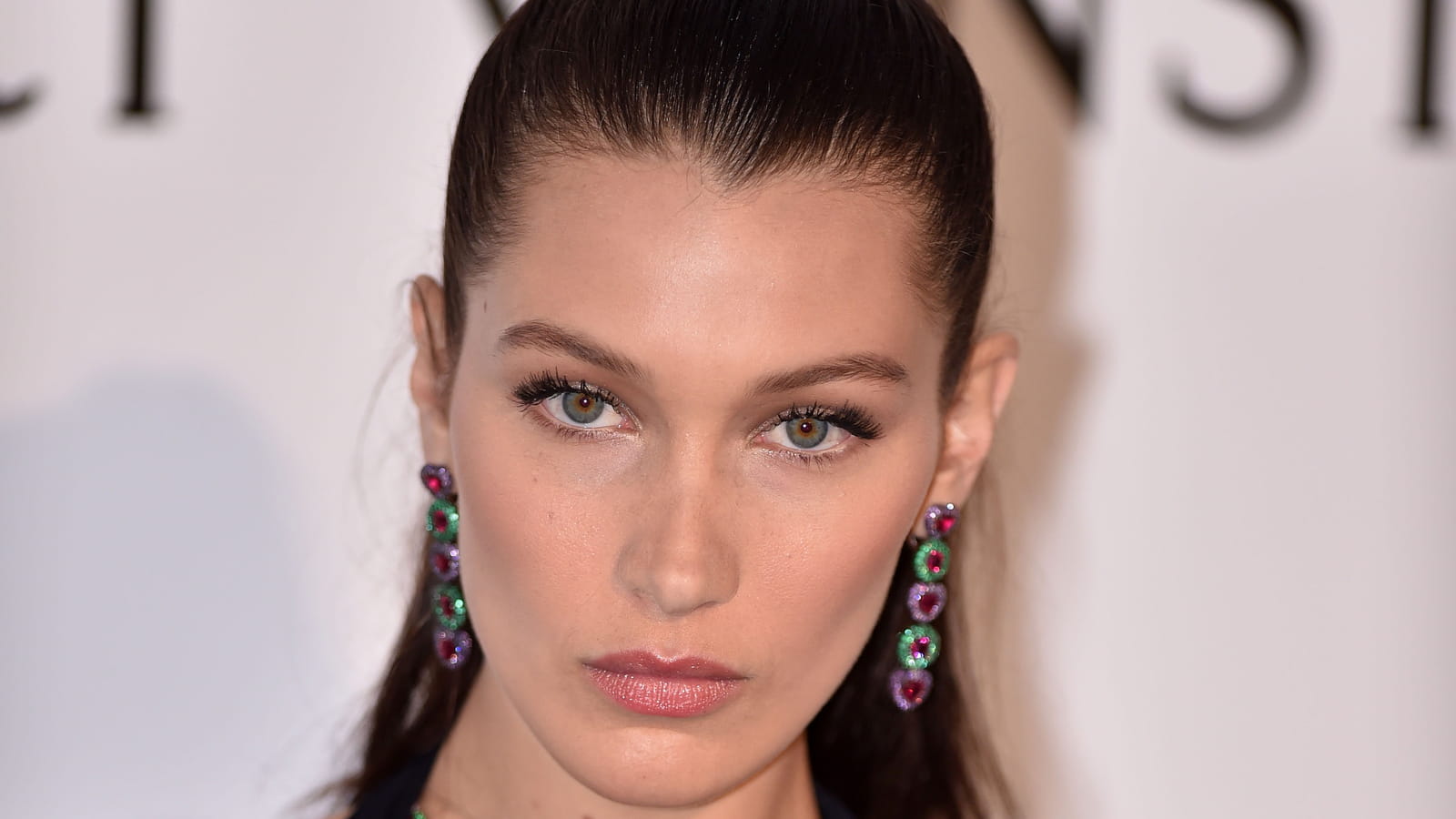 Bella Hadid avec une queue-de-cheval 