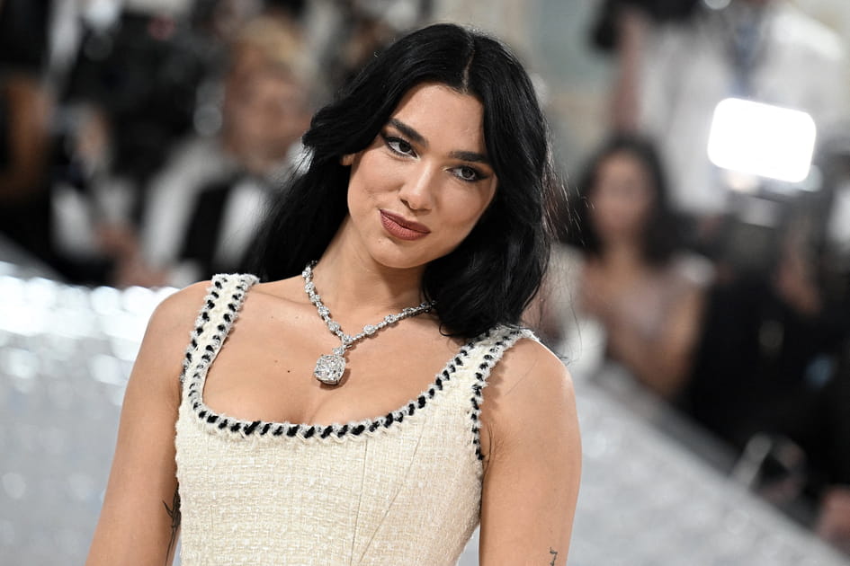 Dua Lipa est ensorcelante en brune