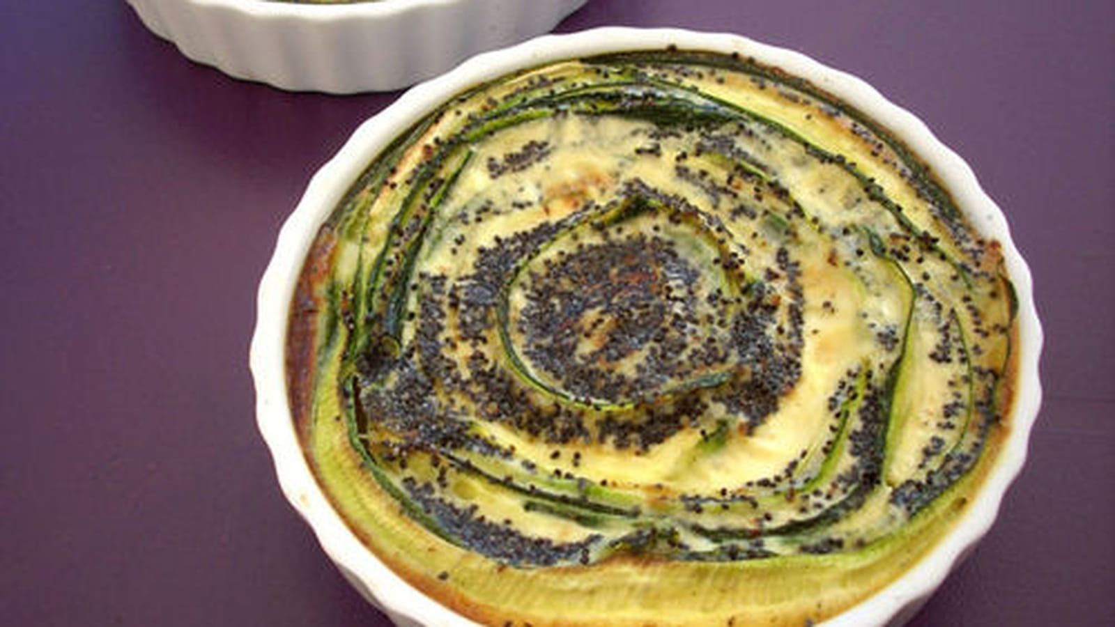 Petits flans de courgette, pecorino, Espelette et pavot