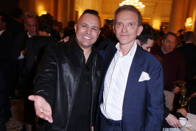 Faudel pose avec le m&eacute;decin Fr&eacute;d&eacute;ric Saldmann lors des St&eacute;thos d'or