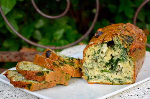 Cake au fromage de chèvre, noisettes et épinards