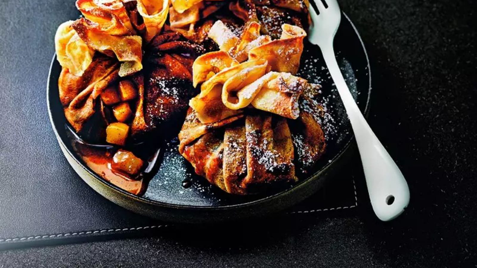 Aumônière de crêpes, pommes sautées, caramel au beurre salé d'Eric Frechon