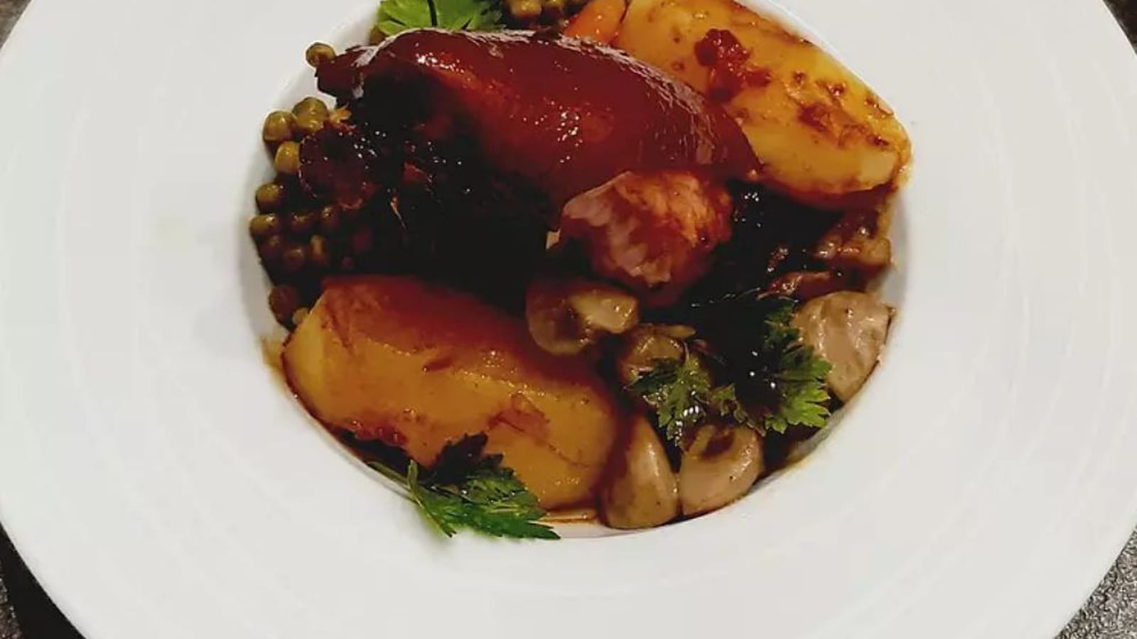 Jarret de porc cuit en deux façons et ses petits légumes