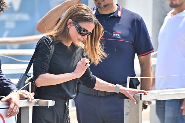 La reine Rania de Jordanie, tout en noir, d&eacute;barque au mariage de Jeff Beoz