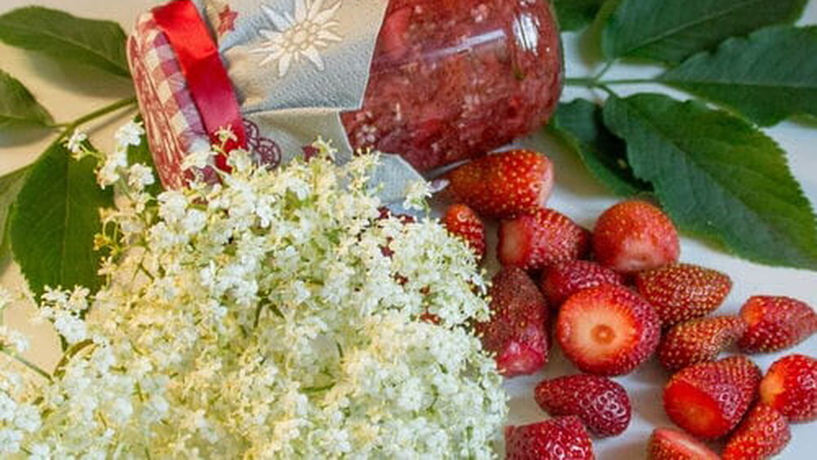 Confiture aux fleurs de sureau et aux fraises