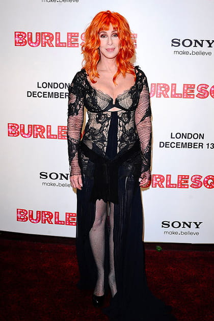 Cher en robe en dentelle asymétrique