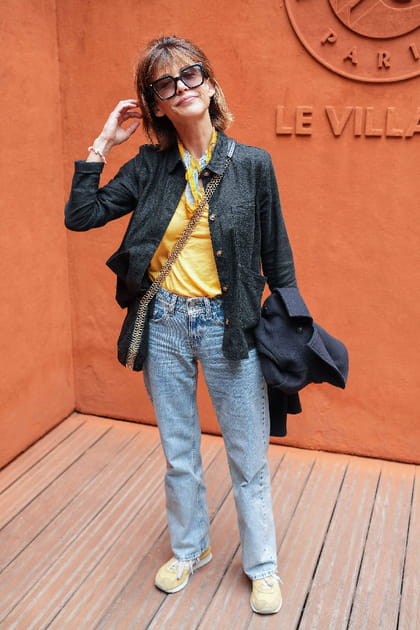 Sophie Marceau en T-shirt jaune, surchemise noire et pantalon délavé