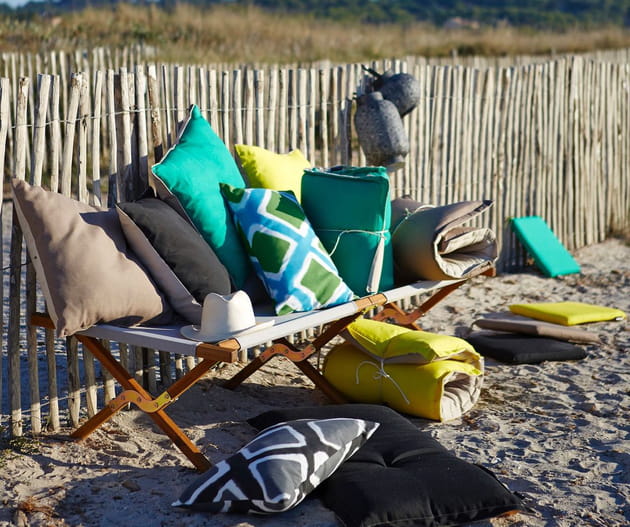 Des coussins et matelas extérieurs bicolores