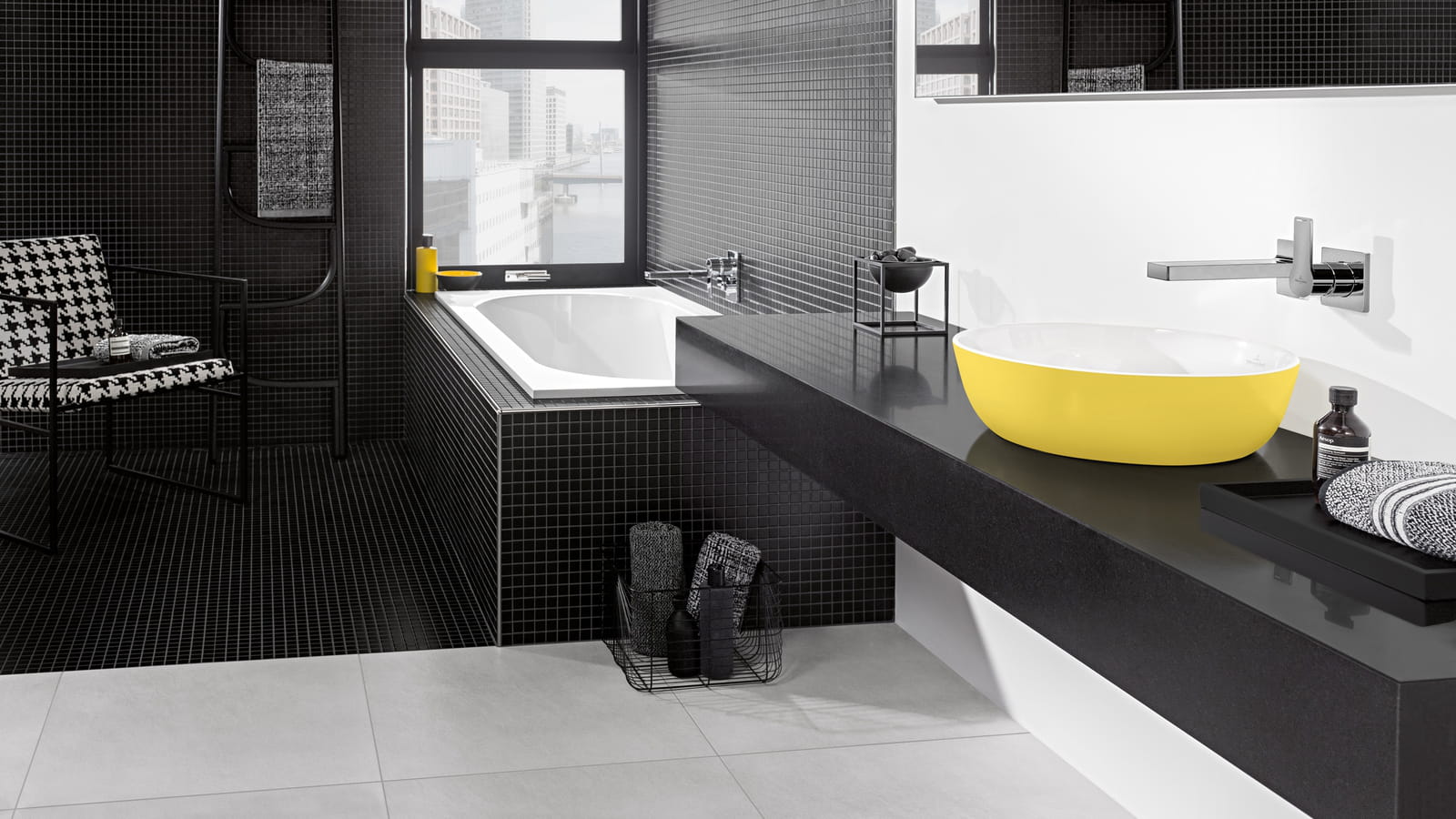 Salle de bains noire