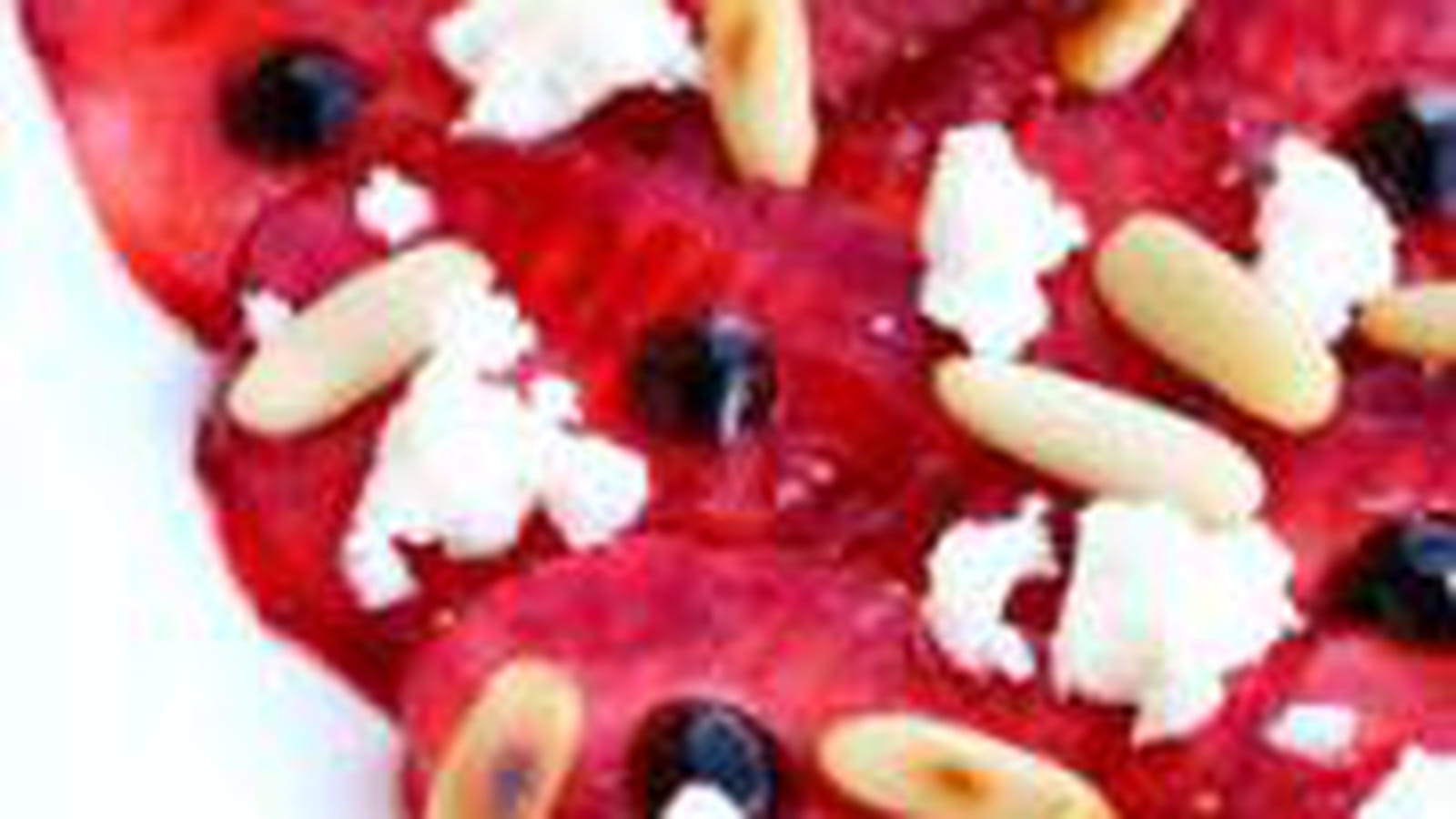 Carpaccio de fraises, fêta et pignons de pin