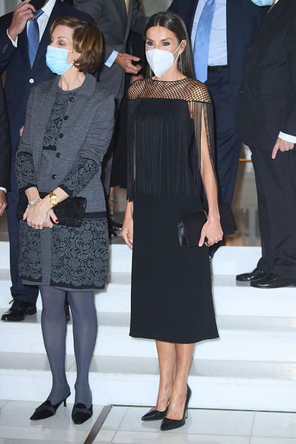 Letizia d'Espagne en robe midi noire à franges