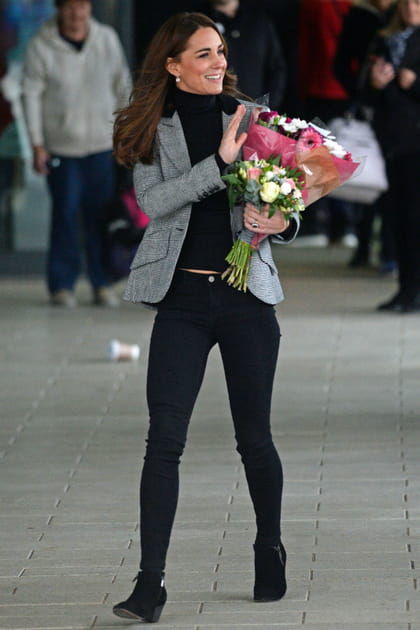 Kate Middleton en jean noir et blazer gris