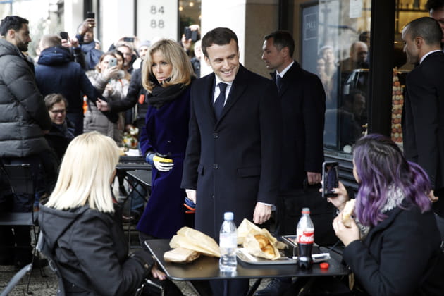 Brigitte et Emmanuel Macron, d&eacute;contract&eacute;s malgr&eacute; le coronavirus