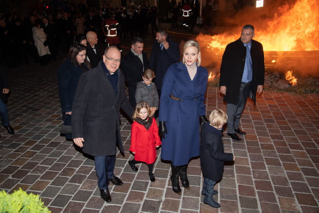 Le prince Albert accompagn&eacute; de sa femme et ses enfants quittent la c&eacute;r&eacute;monie de la Sainte-D&eacute;vote