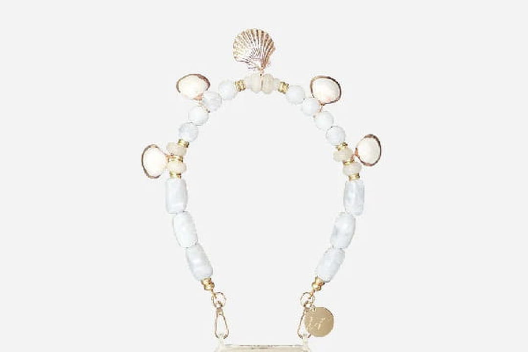 Bijou de téléphone en perles et coquillages