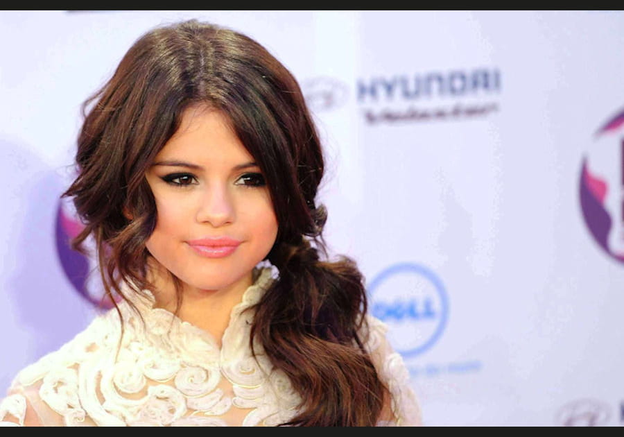 Les joues ros&eacute;es de Selena Gomez