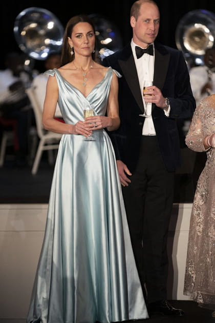 Kate Middleton et le prince William en robe satin&eacute;e bleue et smoking noir