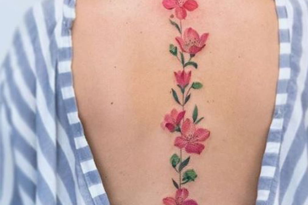 Fleurs romantiques sur la colonne vertébrale