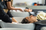 Le geste que les coiffeurs font systématiquement pour garder les cheveux propres plus longtemps