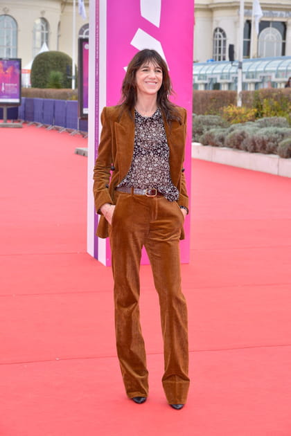 Charlotte Gainsbourg en costume en velours marron