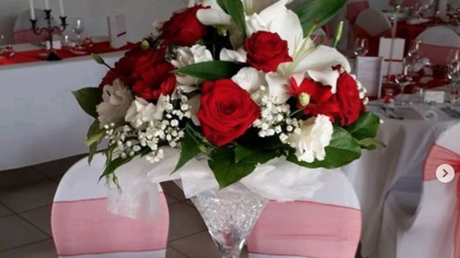Centre de table rouge et blanc