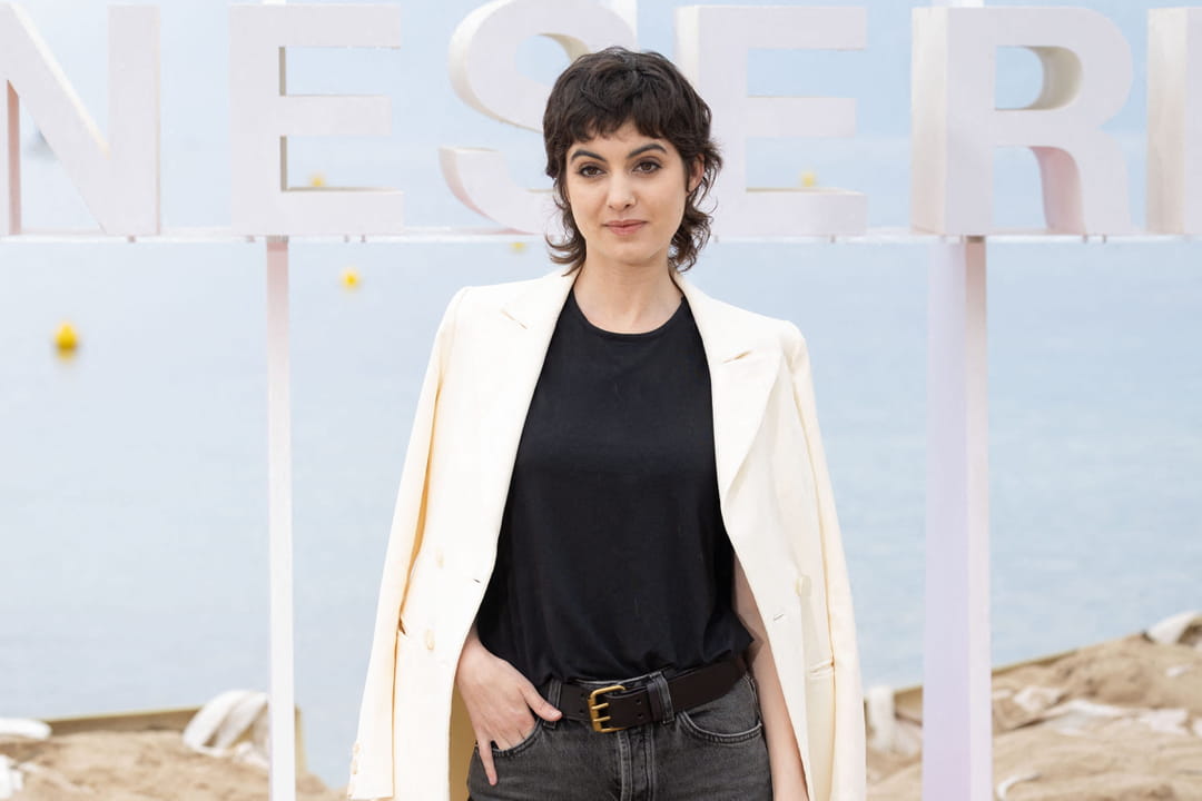 Claire Chust adopte le blazer du printemps dans une couleur intemporelle