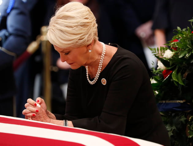 Cindy McCain, veuve &eacute;plor&eacute;e