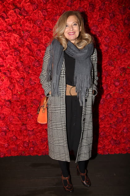 Valerie Trierweiler en manteau &agrave; carreaux et &eacute;charpe grise