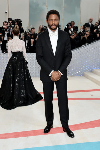 Nnamdi Asomugha en costume noir Michael Kors