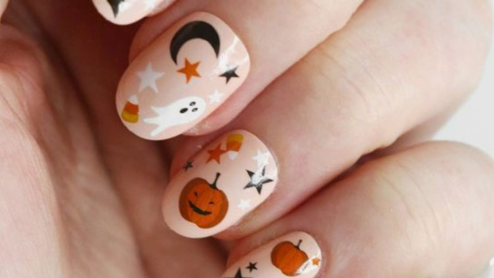 Nail art d'Halloween girly