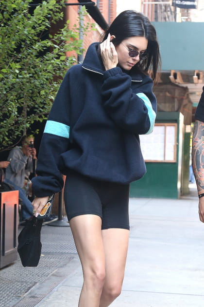 Kendall Jenner en cycliste sporty