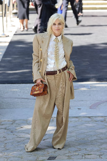 Selma Blair en smoking oversize beige et cravate tress&eacute;e