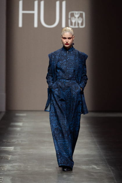 Veste, top et pantalon &agrave; motifs bleus aper&ccedil;us sur le d&eacute;fil&eacute; Hui