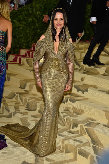 Juliette Binoche en robe dorée à capuche drapée Balmain