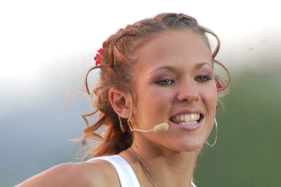 Lorie, scintillante avec son look monochrome rose