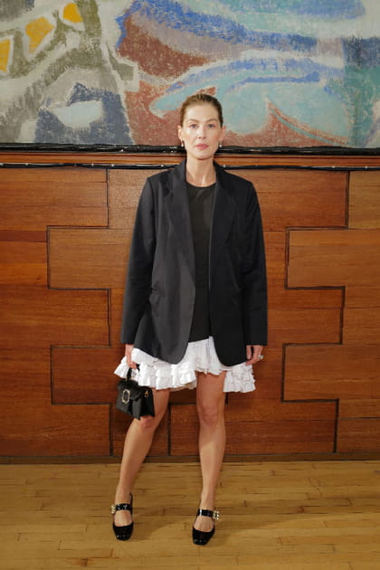 Rosamund Pike en robe noir et blanc et blazer noir