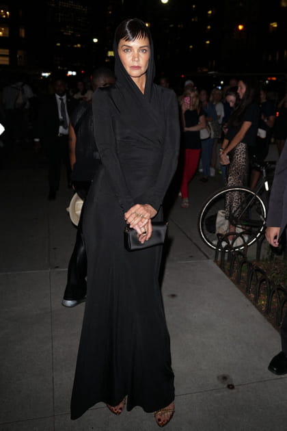 Katie Holmes en robe noire &agrave; capuche