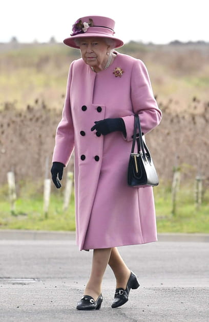 La reine Elizabeth II en ensemble rose