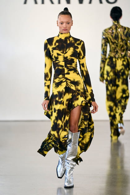 Robe imprim&eacute;e jaune et noir fendue aper&ccedil;ue sur le d&eacute;fil&eacute; Aknvas