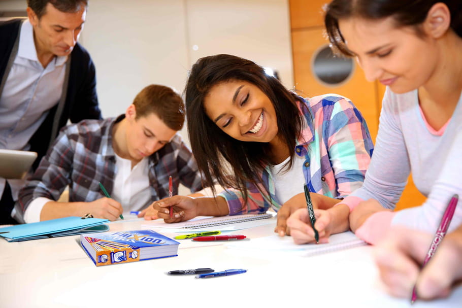 Combien dépensent les parents pour les fournitures scolaires ?