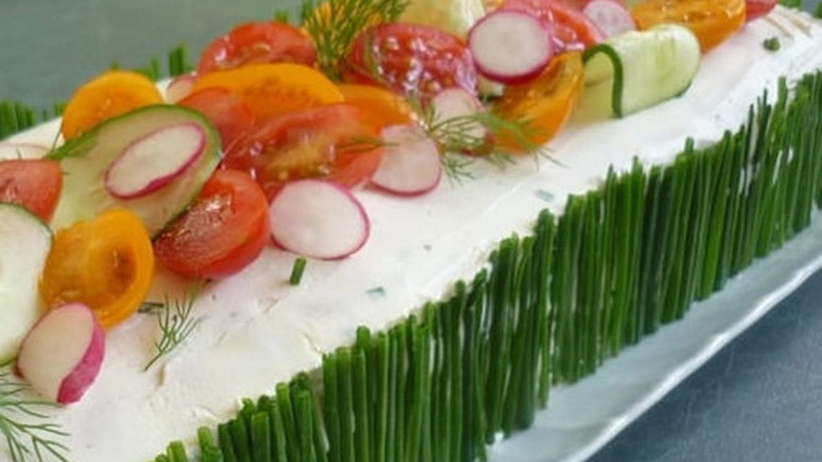 Cake façon sandwich au concombre, saumon et radis