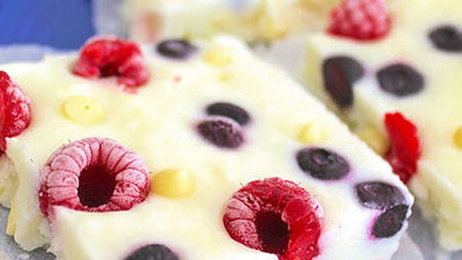 Yaourt glacé aux framboises, myrtilles et pépites de chocolat blanc