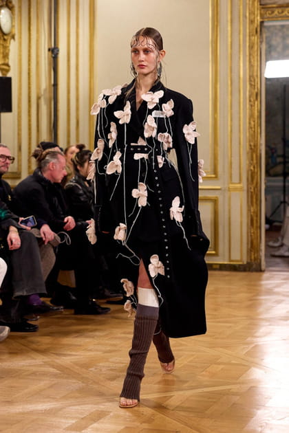Bottes chaussettes et manteau recouvert de fleurs en 3D aperçus sur le défilé Rokh