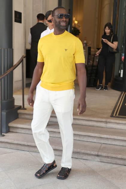 Omar Sy en T-shirt jaune et pantalon blanc