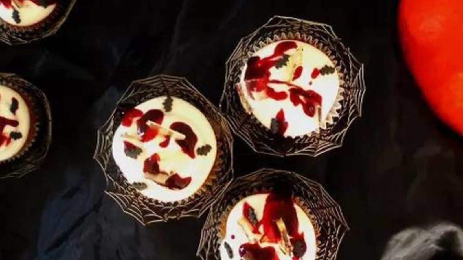 Cupcakes d'Halloween chocolat blanc, framboise et cœur aux pommes