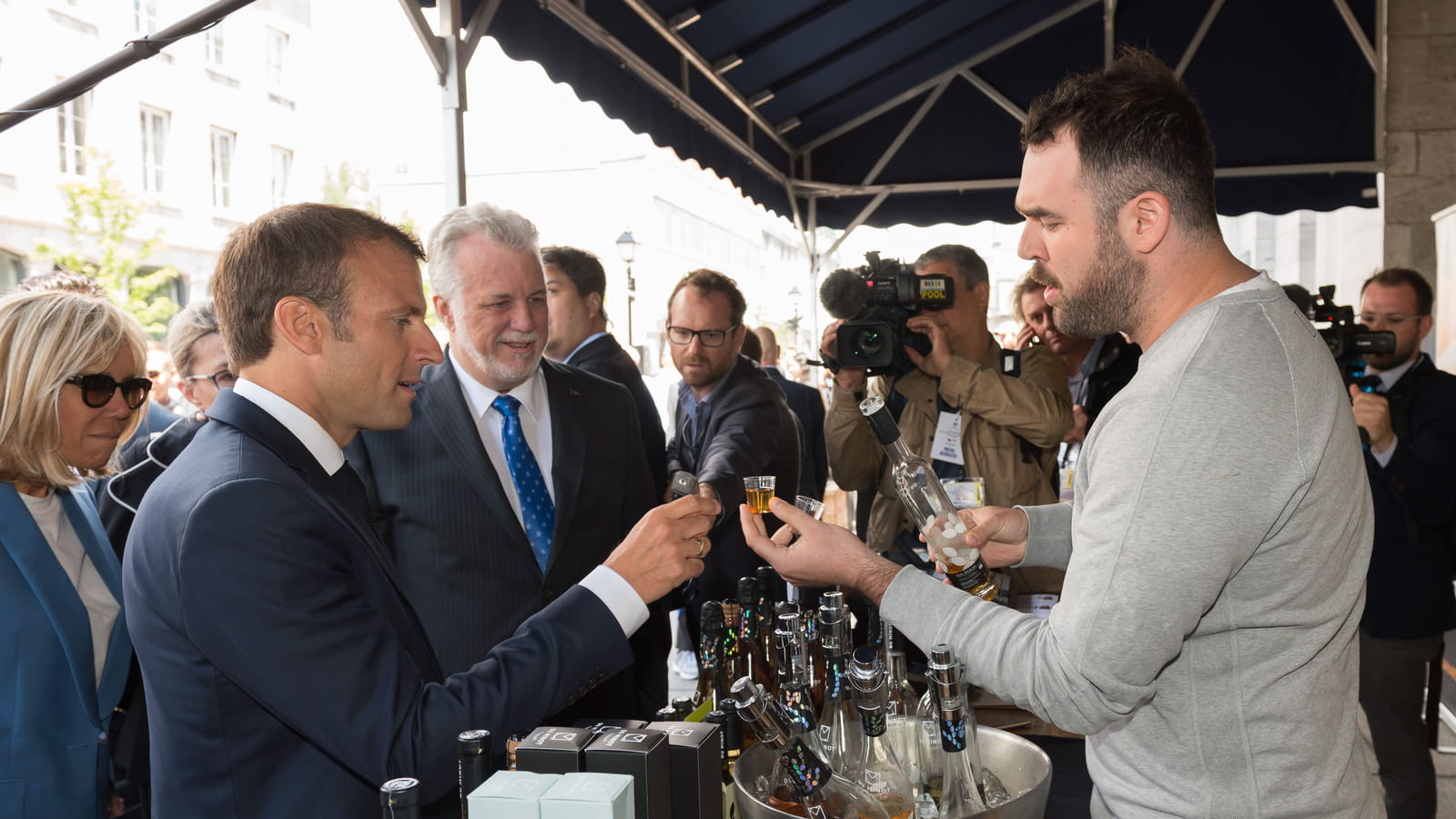 Emmanuel Macron boit