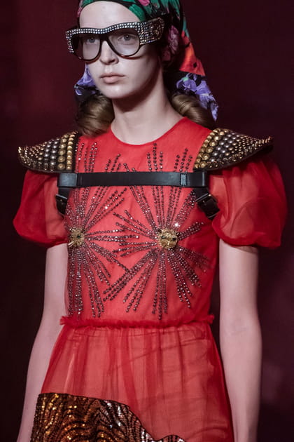 Le harnais &eacute;paulettes du d&eacute;fil&eacute; Gucci